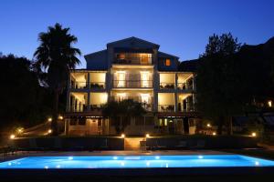 a large building with a swimming pool in front of it at Antàma Apartments in Skriperón