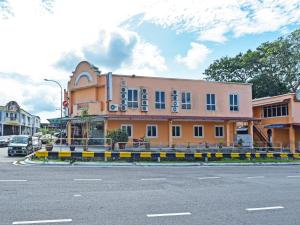 un edificio al lado de una calle en OYO 90510 Hotel Sahara en Johor Bahru