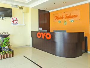 una oficina con una señal de oo en la pared en OYO 90510 Hotel Sahara en Johor Bahru