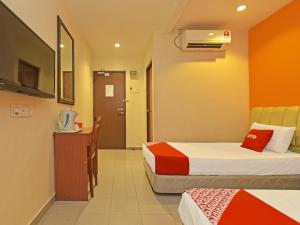 Habitación de hotel con 2 camas y baño en OYO 90510 Hotel Sahara en Johor Bahru