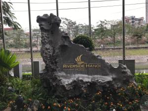 un cartel de piedra para el hotel honolulu junto al río en Riverside Hanoi Hotel, en Hanói
