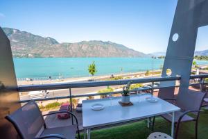 - une table sur un balcon avec vue sur la plage dans l'établissement CABANA & Fenêtre sur Lac - Terrasse & Parking, à Tresserves