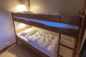 מיטה או מיטות קומותיים בחדר ב-Fagertoppen 12B