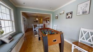 una habitación con un tablero de ajedrez sobre una mesa en Peace of Paradise home, en Townsend