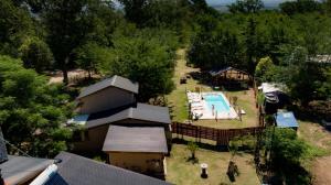 an aerial view of a backyard with a swimming pool at Rancho Pampa in Villa Ciudad Parque