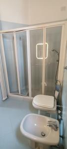 uma casa de banho com um WC e um lavatório em Appartamento DeLuxe con parcheggio gratuito em Segrate