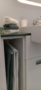 a kitchen with towels on a counter and a sink at Appartamento DeLuxe con parcheggio gratuito in Segrate