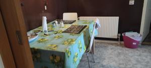 une table avec un chiffon bleu et des bananes sur elle dans l'établissement Gast Zimmer Outrup, à Ovtrup