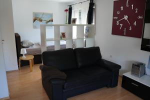 sala de estar con sofá y cama en Ferienwohnung NEA, en Dietersheim