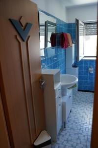 baño con lavabo, aseo y puerta en Ferienwohnung NEA, en Dietersheim