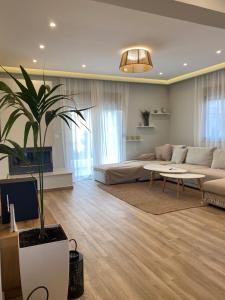 salon z kanapą i stołem w obiekcie Villa Massari w mieście Charaki
