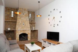 a living room with a fireplace and a television at Casa La Herradura 2 in Vejer de la Frontera