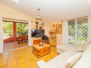 TV a/nebo společenská místnost v ubytování Cubo's Finca La Fuente del Pedregal Casa 3