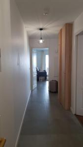 Ένα ή περισσότερα κρεβάτια σε δωμάτιο στο Nice Bel Appartement Vue Mer climatisé avec Grande Terrasse
