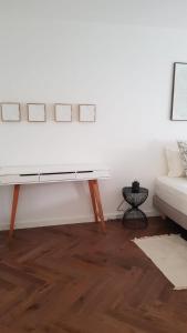 - un salon blanc avec un canapé et une table dans l'établissement Nice: Bel Appartement Vue Mer avec Grande Terrasse, à Nice