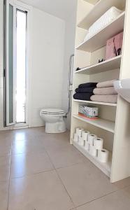 bagno con servizi igienici e mensola con asciugamani di Melrouse Place House a Pontevedra