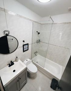 ein Bad mit einem WC, einem Waschbecken und einer Dusche in der Unterkunft 3-BR in the heart of the Historical City in San Juan