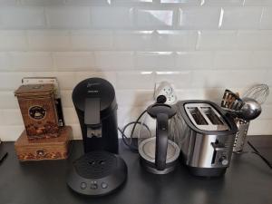 encimera con cafetera y otros electrodomésticos de cocina en Le 3plex - Coeur de Vertou - Original, en Vertou