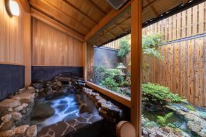 un estanque koi cubierto en una casa en 京恋 黄金屋 en Kyoto