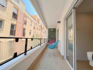een kamer met een groot raam en een hangmat. bij Spacious & Quiet apartment by HelloMalaga - AZAHAR in Málaga
