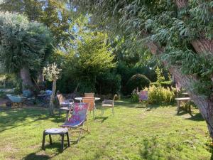 een groep stoelen en tafels in een tuin bij Theaterherberg in Warfhuizen