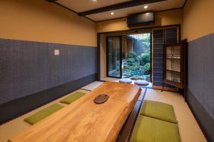 Habitación con mesa de madera y ventana. en 京恋 黄金屋 en Kyoto