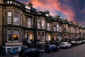 una fila de casas con autos estacionados frente a ellos en The Haymarket Hotel, en Edimburgo