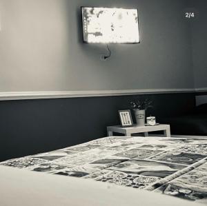 ein Schlafzimmer mit einem Bett und einem Gemälde an der Wand in der Unterkunft B&B incentro in Foggia