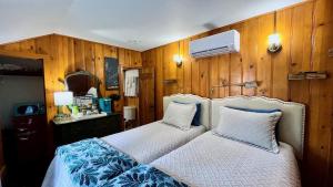 Ένα ή περισσότερα κρεβάτια σε δωμάτιο στο Peaceful Cabin +30 φωτογραφίες