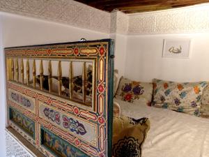 非斯的住宿－Dar Azahara，配有床和沙发的房间