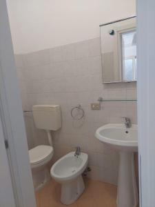 uma casa de banho com um WC e um lavatório em Casa Vittoria em Roccella Ionica