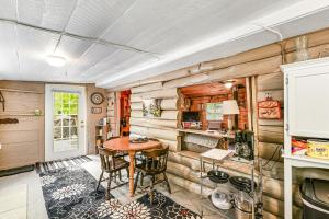 uma cozinha com mesa e cadeiras num quarto em Kuebel's Kabin em Prattsburg