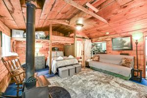 uma cabana com uma cama e um fogão num quarto em Kuebel's Kabin em Prattsburg