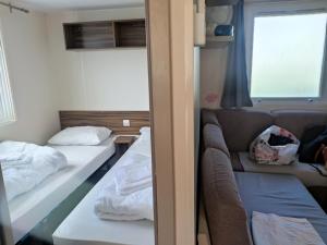 Postel nebo postele na pokoji v ubytování Mobil-home Les Charmettes Siblu La Palmyre