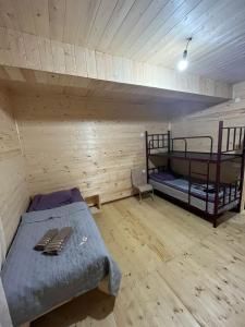 guest house caucasioni客房内的一张或多张床位