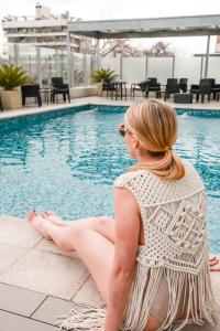 A piscina localizada em DiplomaticHotel ou nos arredores
