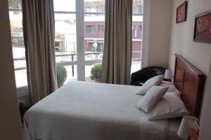 聖安東尼奧的住宿－阿爾漢布拉酒店，一间卧室设有一张床和一个大窗户