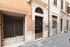 una calle con dos frentes de tienda con las puertas abiertas en iFlat Monti Charming Apartment, en Roma