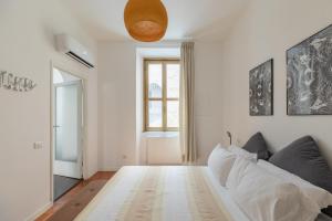 iFlat Monti Charming Apartment tesisinde bir odada yatak veya yataklar