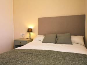 Postel nebo postele na pokoji v ubytování Agradable casa con jardín: Casasola
