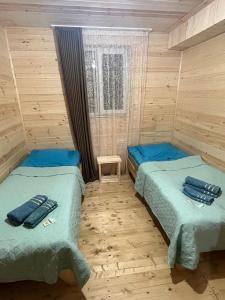guest house caucasioni客房内的一张或多张床位