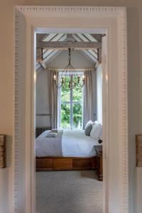 切爾滕納姆的住宿－Stunning Victorian Converted Mill, 3 BDR Retreat，一间卧室设有一张床和一个窗口
