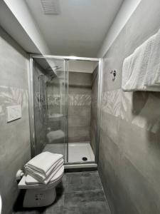 bagno con doccia e servizi igienici. di Favola Romana - Guest House a Roma
