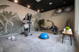 un gimnasio con equipamiento de ejercicio en una habitación en Hôtel Life Bordeaux Gare - BG, en Burdeos