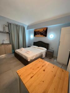 Camera piccola con letto e tavolo in legno di Favola Romana - Guest House a Roma