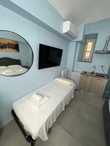 una camera ospedaliera con un letto e uno specchio di Favola Romana - Guest House a Roma