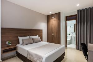 a bedroom with a bed and a bathroom at Hotel Elite in Barrancabermeja