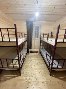 guest house caucasioni客房内的一张或多张床位