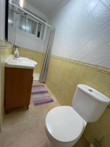 A bathroom at A Casiña De Abaixo Még 25 kép
