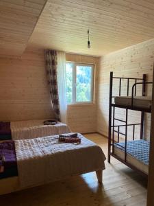 Adishiguest house caucasioni的一间卧室，有两张双层床和一扇窗户